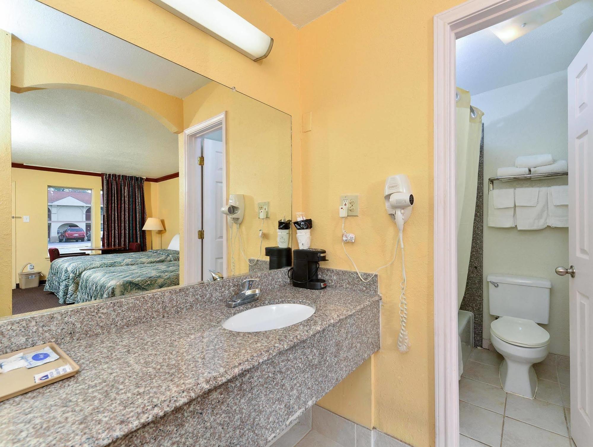 Americas Best Value Inn Конро Екстериор снимка